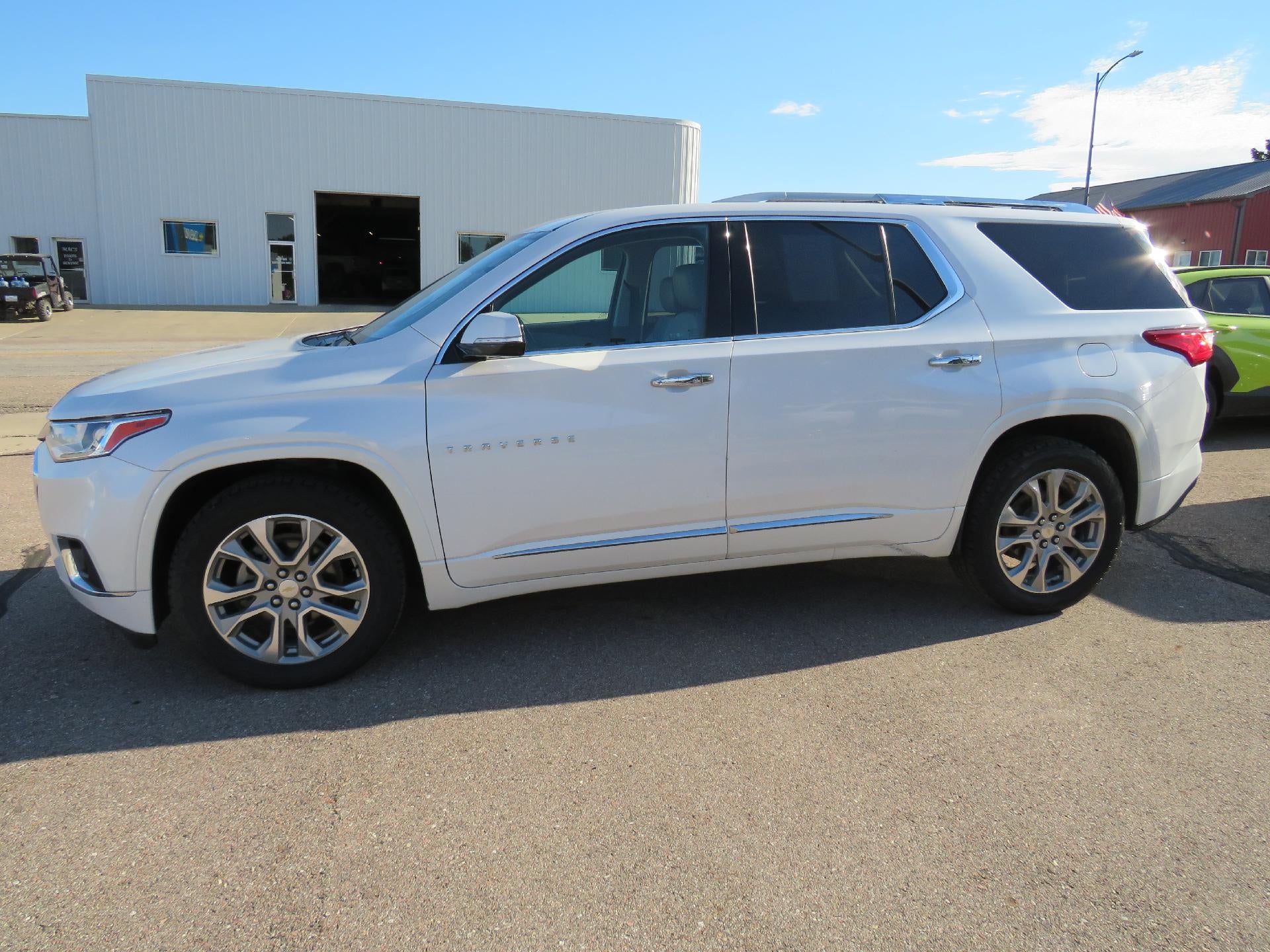 2018 Chevrolet Traverse Premier in Iridescent Pearl Tricoat — front three-quarter view